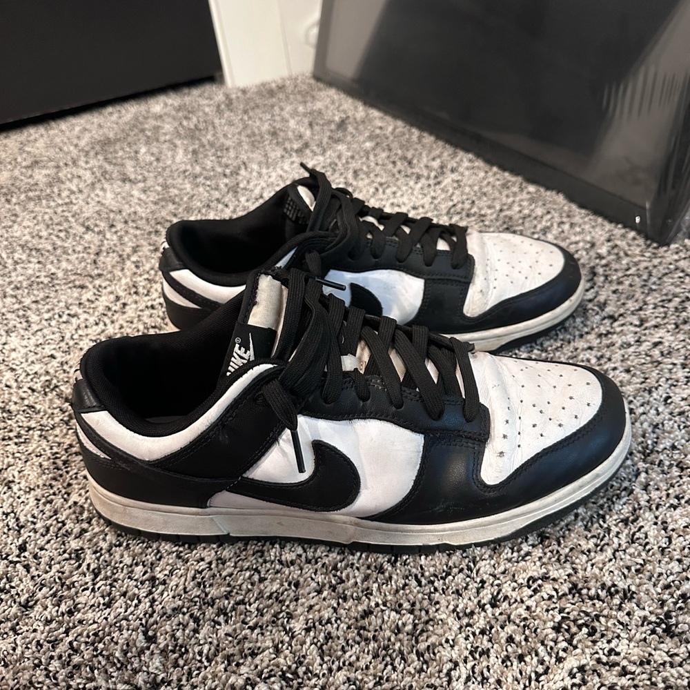 Nike Men's Black and White Low-Top Sneakers